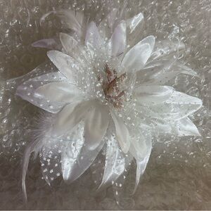 White floral fascinator brooch or hair tie